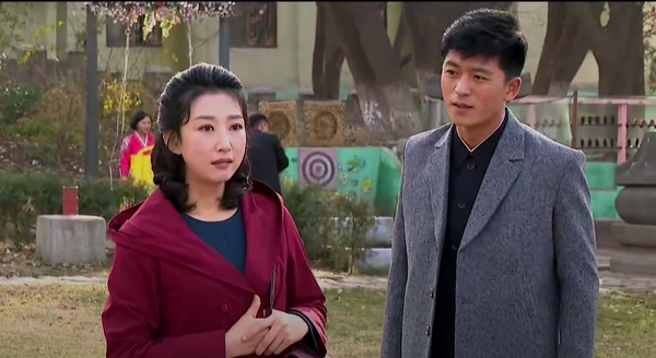 북한 TV드라마 ‘백학벌의 새봄’에서 엘리트 검사역을 맡은 배우 최현. 한국 드라마의 꽃미남 배우를 연상케하는 외모로 인기를 끌고 있다. 왼쪽은 상대역인 농업연구사 로 열연한 배우 리유경. [사진=조선중앙TV 캡처]