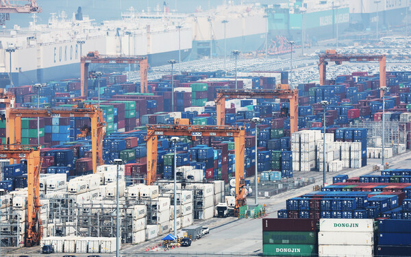 8일 경기도 평택항에 컨테이너가 쌓여 있는 모습. [사진=연합뉴스]