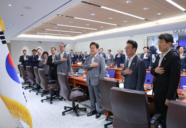 정부는 서울 용산 대통령실에서 국무회의를 열고, 기업 이사의 충실 의무 대상을 회사·주주로 확대하는 내용 등을 담은 상법 일부개정 법률 공포안을 15일 의결했다. 이재명 대통령이 서울 용산 대통령실 청사에서 열린 국무회의에서 국기에 경례를 하고 있다. [사진=연합뉴스]