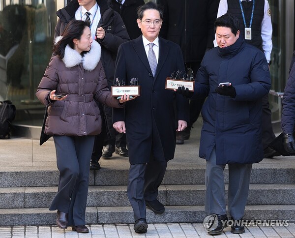 이재용 회장이 지난 2월 서울 서초구 서울고법에서 열린 그룹 경영권 승계 관련 부당합병·회계부정 의혹 항소심 선고공판에서 무죄 판결을 받은 뒤 법원을 나서고 있다. [사진=연합뉴스]