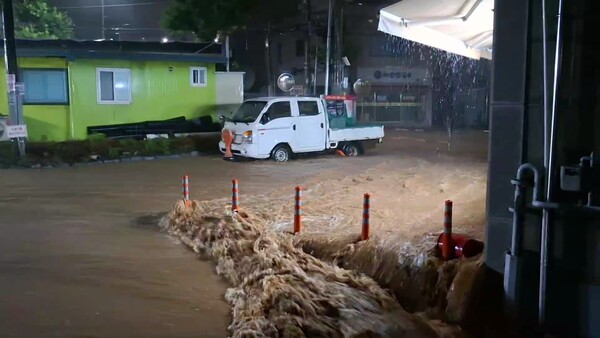 충남 서해안을 중심으로 강한 비가 내린 17일 새벽 충남 서산시 읍내동 도로가 폭우로 잠겨 있다. [사진=연합뉴스]