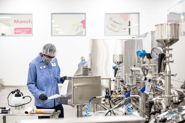 콜마USA 제2공장에서 현지 직원이 화장품을 제조하고 있다. [사진=한국콜마]