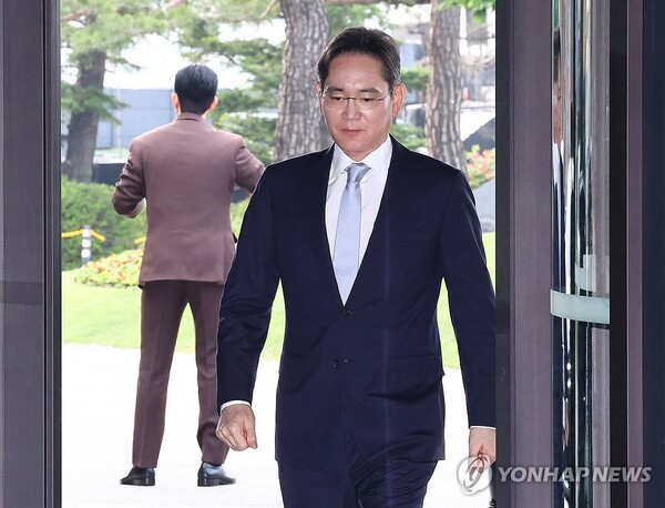 부당합병·회계부정 혐의로 재판에 넘겨진 이재용 삼성전자 회장에게 무죄가 확정됐다. 대법원 3부(주심 오석준 대법관)는 17일 자본시장법상 부정거래행위·시세조종, 업무상 배임 등 혐의로 기소된 이 회장에게 전부 무죄를 선고한 원심 판결을 확정했다. 사진은 지난 5월 30일 서울 중구 신라호텔에서 열린 2025 삼성호암상 시상식에 참석하는 이재용 삼성전자 회장. [자료사진=연합뉴스]