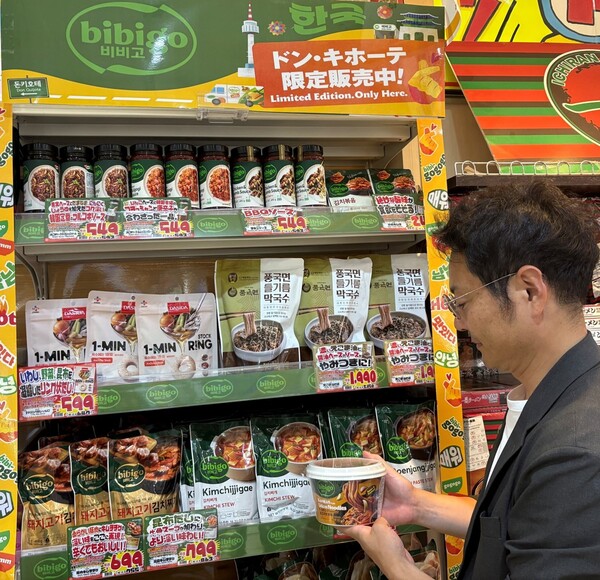 일본 도쿄 나카메구로에 위치한 돈키호테 매장의 비비고 전용 매대에서 한 소비자가 제품을 살펴보고 있다. [사진=CJ제일제당]