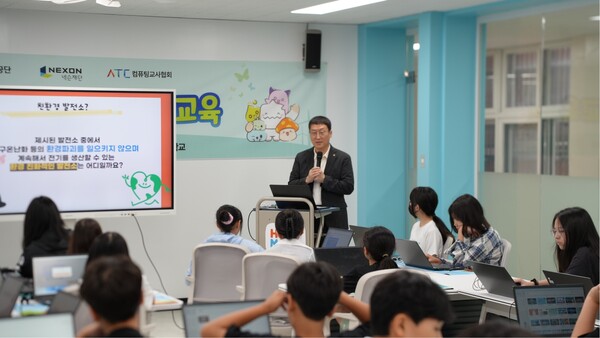 21일 경기 성남 성남장안초등학교에서 한국에너지공단 이상훈 이사장이 디지털 콘텐츠 ‘헬로메이플’을 활용한 교육을 하고 있다. [사진=넥슨]