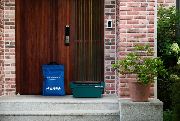 쿠팡로지스틱스서비스(CLS)가 업계 최초로 도입한 초경량 다회용 에코백. [사진=쿠팡]