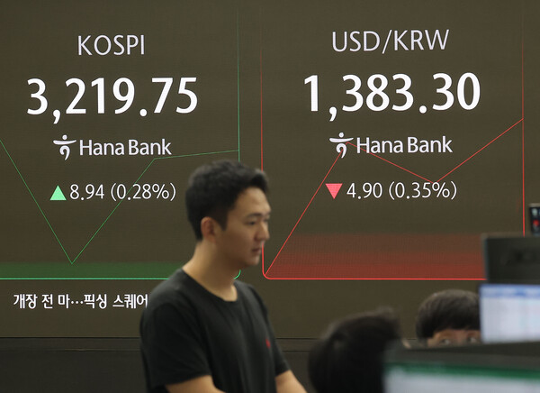 한국예탁결제원에 따르면 올해 상반기 주식 결제대금은 239조7000억원이었고, 채권 결제액은 3086조7000억원을 기록했다.  서울 중구 하나은행 본점 딜링룸에서 딜러가 업무를 보고 있다. [사진=연합뉴스]