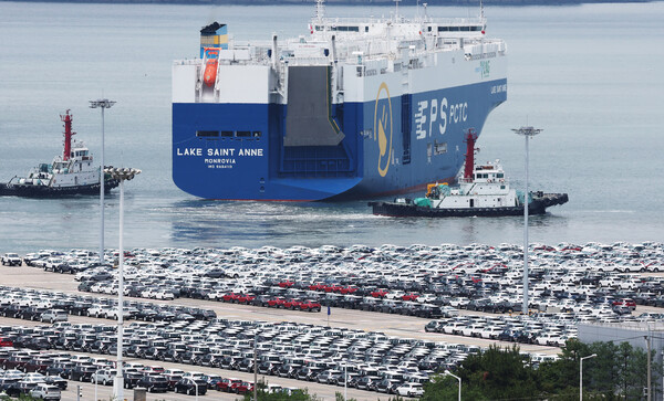 기획재정부에 따르면 ADB는 23일 오전(현지시간) ‘2025년 7월 아시아 경제전망’ 발표를 통해 한국 경제 성장률 전망치를 0.8%로 제시했다.  경기도 평택항에 수출용 자동차가 세워져 있는 모습. [사진=연합뉴스]