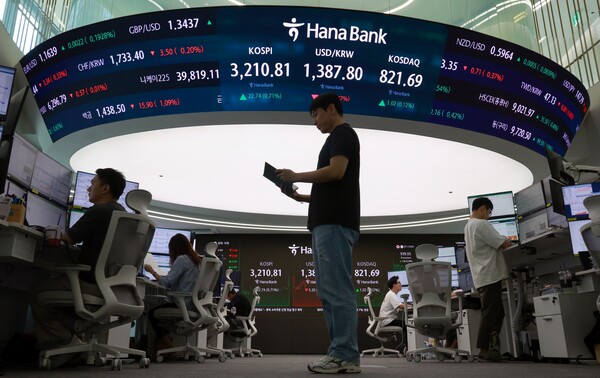 2020년대 들어 90% 넘는 증권사 리포트가 투자의견 '매수'(Buy)를 추천하면서 정보의 객관성과 신뢰도에 대한 우려가 나오고 있다. 서울 중구 하나은행 본점 딜링룸에서 딜러가 업무를 보고 있다. [사진=연합뉴스]