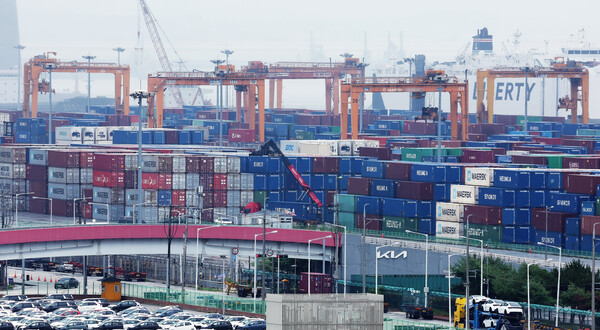 한국은행은 2분기 실질 국내총생산(GDP) 성장률(직전분기대비·속보치)이 0.6%로 집계됐다고 24일 밝혔다. 경기도 평택항에 컨테이너가 쌓여 있는 모습. [사진=연합뉴스]