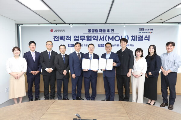LG생활건강과 KCC실리콘은 지난 23일 서울 서초동 KCC본사에서 ' 고효율 선케어용 실리콘 고분자 소재 개발을 위한 연구 협력 양해각서(MOU)'를 맺었다. [사진=LG생활건강]