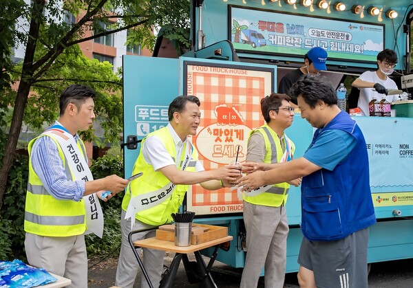 지난 24일 경기도 수원시 소재 CJ대한통운 서브터미널에서 윤재승 CJ대한통운 O-NE 본부장(왼쪽 두 번째)이 택배기사에게 커피와 쿨링패치 등 여름나기 용품을 전달하고 있다. [사진=CJ대한통운]
