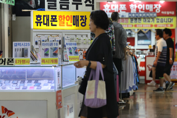 22일 '이동통신 단말장치 유통구조 개선에 관한 법률'(단통법)이 폐지됐다. 사진은 이날 서울 시내 휴대전화 판매점 모습.  [사진=연합뉴스]