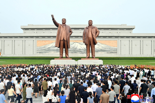 지난 7월 8일 김일성 사망 31주기를 맞아 평양 만수대언덕의 김일성‧김정일 동상을 참배하는 평양 주민들. [사진=조선중앙통신]