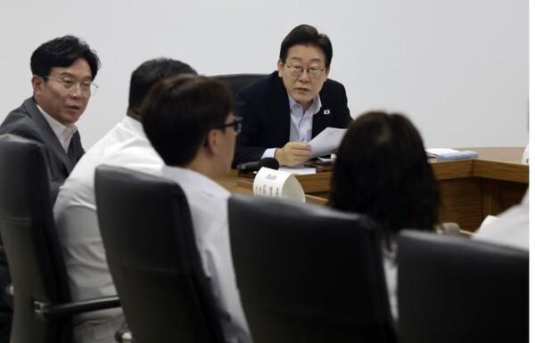 이재명 대통령이 25일 경기 시흥시 SPC 삼립 시화공장에서 열린 산업재해 근절 현장 노사간담회에서 SPC 삼립 직원의 발언을 듣고 있다. 이 대통령 왼쪽은 김영훈 고용노동부 장관[사진=연합뉴스]