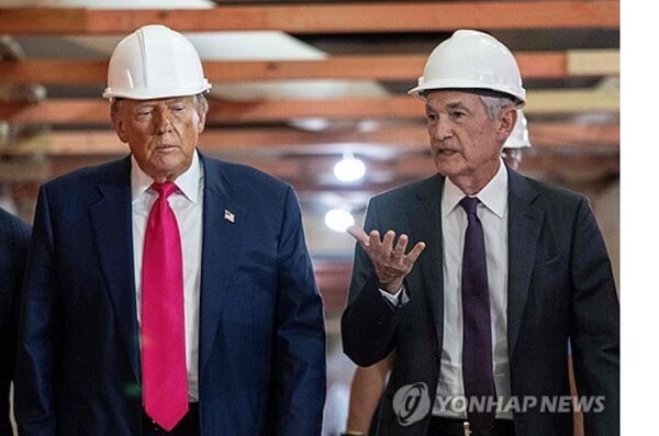 ​도널드 트럼프 미국 대통령이 24일(현지 시간) 연방준비제도(Fed·연준) 본부를 방문해 오는 29일 연방공개시장위원회(FOMC)를 앞둔 제롬 파월 연준 의장(오른쪽)을 만나 또 한번 금리를 인하할 것을 압박했다. [사진=연합뉴스]