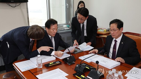 이 달 초 국회 기획재정위원회 제1차 경제재정소위원회에서 더불어민주당 소속 정태호 소위원장(왼쪽 두 번째)이 회의를 주재하고 있다. [사진=연합뉴스]