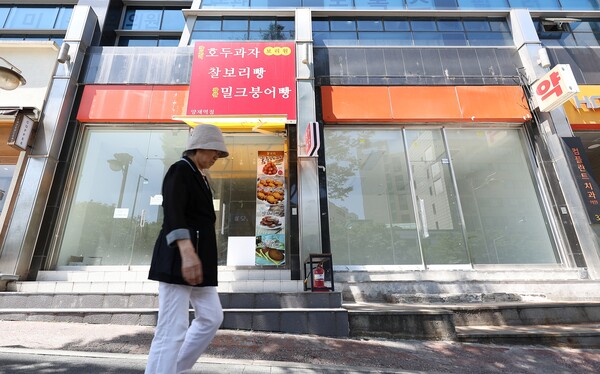 기획재정부에 따르면 IMF는 지난 29일(현지시간) 발표한 7월 세계경제전망(World Economic Outlook)에서 한국의 올해 실질 국내총생산(GDP) 증가율을 1.0%에서 0.8%로 낮췄다. 서울 서초구 양재역 인근 상점들이 연달아 비어 있다. [사진=연합뉴스]