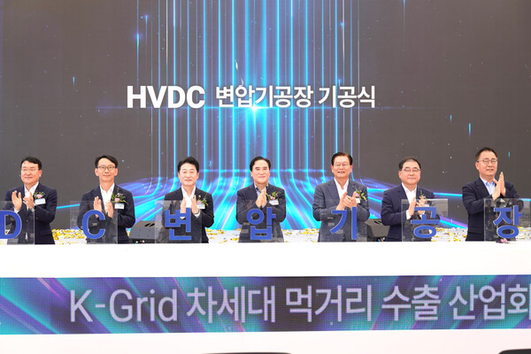 효성중공업 HVDC 변압기 공장 기공식에서 참석자들이 세레모니를 하고 있다. (좌측부터) 한국전력 서철수 부사장, 경남 김명주 경제부지사, 산업통상자원부 이호현 차관, 국민의힘 김종양 국회의원, 효성 이상운 부회장, 더불어민주당 허성무 국회의원, 국민의힘 최형두 국회의원. [사진=효성]