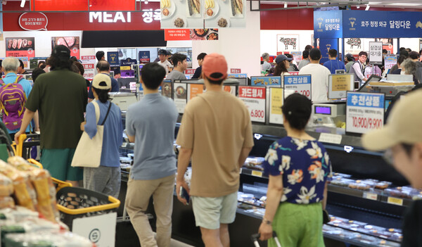 여신금융협회가 30일 발표한 ‘2분기 카드승인실적 분석’ 자료에 따르면 해당 기간 동안 전체 카드 승인액은 313조원으로 전년 동기 대비 3.7% 증가했다. 서울의 한 이마트 매장에서 시민들이 돼지고기를 구매하기 위해 줄을 서 있다. [사진=연합뉴스] 