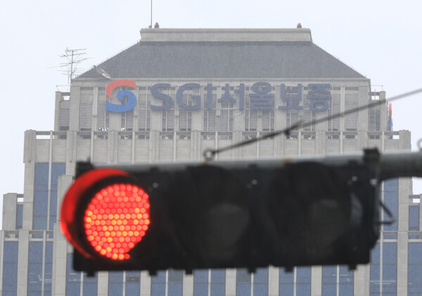 금융위원회는 정부서울청사에서 SGI서울보증을 포함한 금융 공공기관·협회·유관기관 등과 ‘금융권·금융 공공기관 침해사고 대비 태세 점검 회의’를 열고, 침해사고 예방을 위한 조치사항 등을 논의했다고 30일 밝혔다. 서울 종로구 SGI서울보증 본사 모습. [사진=연합뉴스]