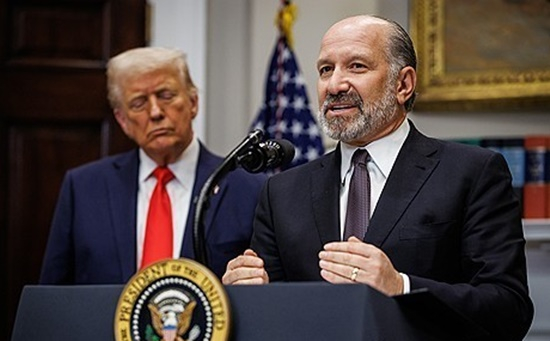 하워드 러트닉 미국 상무부 장관(오른쪽)과 도널드 트럼프 대통령 [사진=연합뉴스]