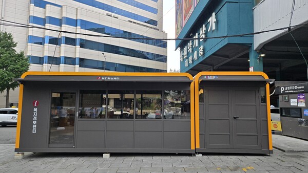 종로구 탑골공원에 설치된 ‘복지정보센터’. [사진=서울노인복지센터]