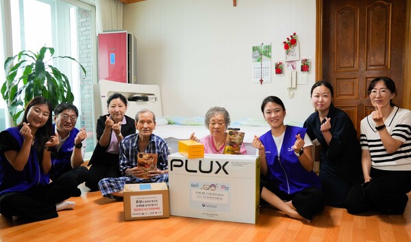 효성 임직원들이 30일 중복을 맞아 서울남부보훈지청과 함께 국가유공자 어르신들을 찾아 삼계탕과 삼계죽 세트를 전달했다. [사진=효성]