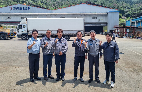 한화오션과 협력사 대림 S&P 관계자들이 현장 점검을 마친 뒤, TOP 상생협력 활동의 성공적인 추진을 다짐하며 기념촬영을 하고 있다. [사진=한화오션]