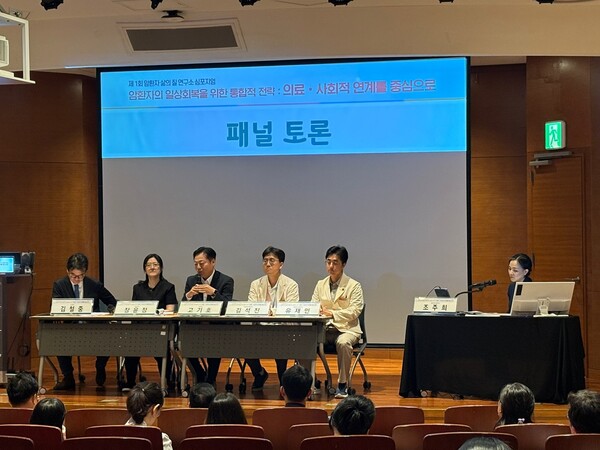 삼성화재는 삼성서울병원과 함께 최근 삼성서울병원 암병원에서 '제1회 암환자 삶의질 연구소 심포지엄'을 개최했다고 31일 밝혔다. [사진=삼성화재]