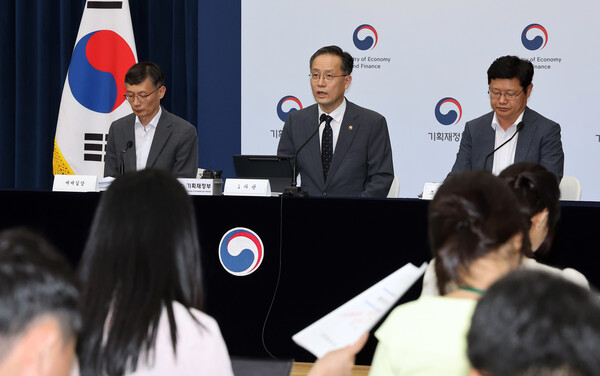 이형일 기획재정부 1차관이 최근 정부세종청사 민원동 브리핑실에서 2025 세제 개편안 상세 브리핑을 하고 있다. [사진=연합뉴스]