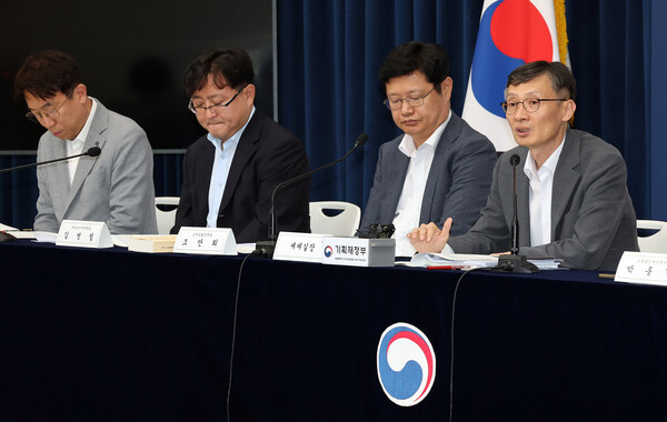 정부가 상장주식 양도세 부과 기준인 대주주 기준을 낮춘다는 세제 개편안을 발표한 후 개인 투자자들이 불만의 목소리를 내고 있다. 박금철 기획재정부 세제실장(오른쪽 첫 번째)이 지난 29일 정부세종청사 민원동 브리핑실에서 2025 세제 개편안 상세 브리핑을 하고 있다. [사진=연합뉴스]