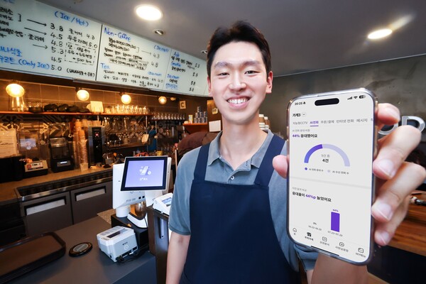 LG유플러스 직원이 ‘AI전화’ 혜택을 소개하고 있다. [사진=LG유플러스]