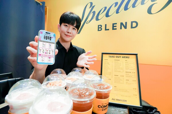 컴포즈커피 매장에서 LG유플러스 직원이 8월 혜택을 소개하고 있다. [사진=LG유플러스]