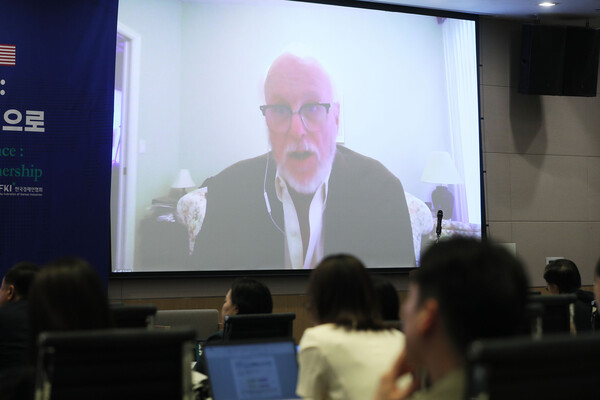 제프리 쇼트 피터슨국제경제연구소(PIIE) 선임 펠로우가 5일 FKI타워 컨퍼런스센터에서 열린 '진화하는 한미 경제동맹: 관세를 넘어 기술 및 산업협력으로' 좌담회에서 화상연결을 통해 기조강연을 하고 있다. [사진=한국경제인협회]