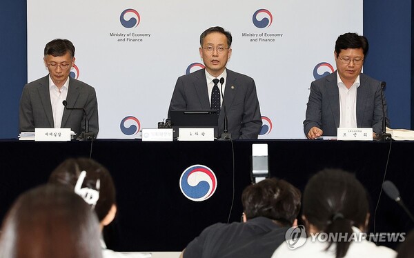 이형일 기획재정부 1차관이 지난달 29일 정부세종청사 민원동 브리핑실에서 2025 세제 개편안 상세 브리핑을 하고 있다. 오른쪽부터 조만희 조세총괄정책관, 이 차관, 박금철 세제실장. [사진=연합뉴스]