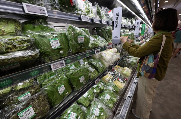 통계청이 발표한 ‘7월 소비자물가동향’에 따르면 지난 달 소비자물가지수는 116.52(2020년=100)로 1년 전보다 2.1% 상승한 것으로 집계됐다. 서울 한 대형마트에 여러 종류의 채소가 진열돼 있다. [사진=연합뉴스]