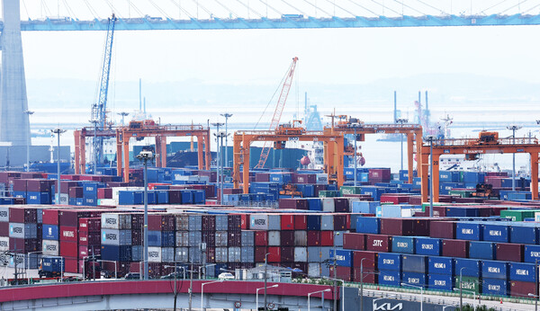 금융권에 따르면 JP모건은 올해 한국 경제 성장률 전망치를 지난 6월 30일 0.5%에서 0.6%로 높인 후 지난달 24일 다시 한 번 0.7%로 상향 조정했다.  경기도 평택항에 컨테이너가 쌓여 있다. [사진=연합뉴스]