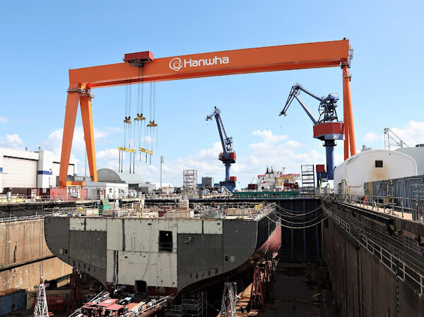 올해 2분기 영업이익 3717억원을 기록하면서 흑자 전환에 성공한 한화오션이 고부가가치선박 제조와 해군 군수지원함 MRO(유지·보수·정비) 사업 등을 기반으로 올 한해 실적 고공행진을 이어갈 것으로 전망되고 있다. 미국 필라델피아 소재 필리조선소 전경. [사진=한화오션] 