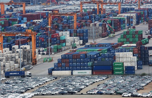 한국은행이 발표한 국제수지 잠정 통계에 따르면 우리나라 6월 경상수지는 142억7000만달러(약 19조7700억원) 흑자를 기록한 것으로 나타났다. 경기도 평택항에 세워져 있는 수입차 뒤로 컨테이너가 쌓여 있다. [사진=연합뉴스]