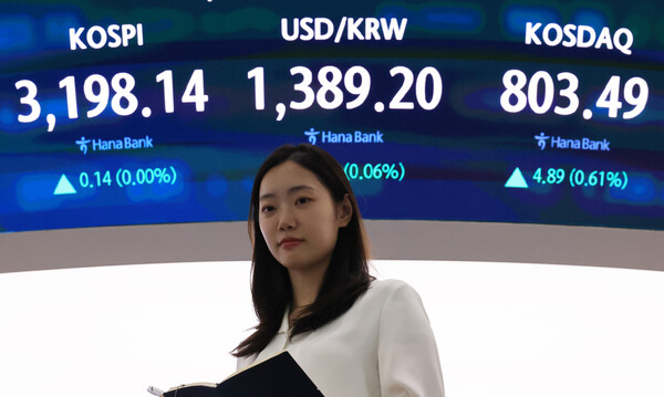 박승영 한화투자증권 연구원은 ‘투자전략 5000 빌드업’ 보고서를 통해 배당소득 분리과세가 한국 증시 활성화에 긍정적인 영향을 끼칠 것이라는 분석을 내놓았다. 서울 중구 하나은행 본점에서 직원들이 증시와 환율을 모니터하고 있다. [사진=연합뉴스]