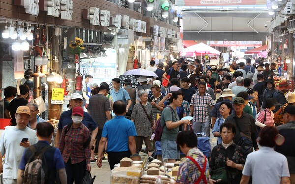한국개발연구원(KDI)은 ‘8월 경제동향’ 자료를 통해 최근 한국 경제는 건설업 부진에 주로 기인해 낮은 생산 증가세를 지속하고 있으나, 소비 여건은 부분적으로 개선되고 있는 것으로 분석했다. 서울 동대문구 청량리종합시장에서 시민들이 장을 보고 있다. [사진=연합뉴스]