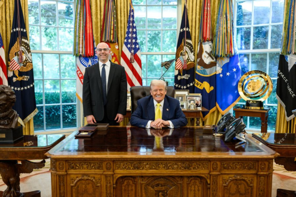 도널드 트럼프 미국 대통령은 미국 연방준비제도(Fed)의 새 이사에 스티븐 미란 백악관 국가경제자문위원장을 7일(현지시간) 지명했다. 도널드 트럼프 대통령(사진 오른쪽)과 스티븐 미란 위원장이 기념촬영을 하고 있다. [사진=트럼프 트루스소셜 계정] 