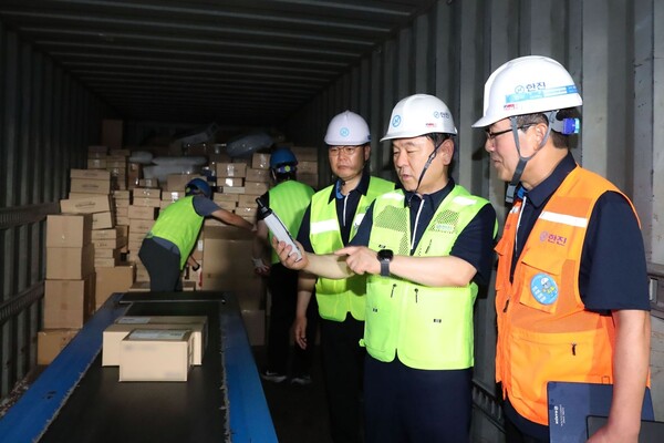 한진 노삼석 대표이사 사장(오른쪽 두 번째)이 동서울허브터미널에 방문해 작업장 내 온도를 직접 체크하며 사업장 현황을 면밀히 살펴보고있다. [사진=한진]