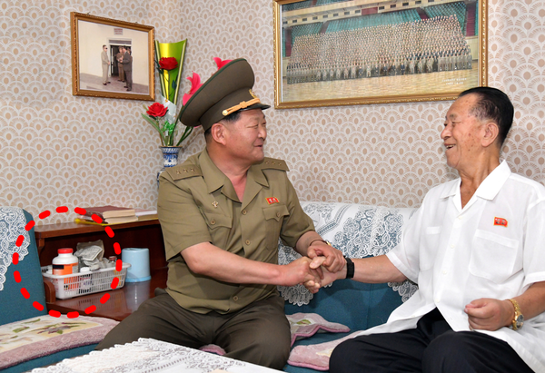 지난 7월 말 6.25전쟁 전정협정 체결 72주를 맞아 고위 간부가 북한의 ‘반미영웅’ 이병삼(오른쪽)을 방문했다. 머리맡에 미 회원제 마트 코스트코의 영양제(붉은 원)가 드러난다. [사진=조선중앙통신]