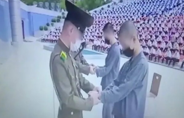 북한의 청소년 학생들이 한국 드라마를 봤다는 이유로 공개재판에서 노동교화형(징역) 12년형을 선고받고 체포되는 장면. [사진=연합뉴스]