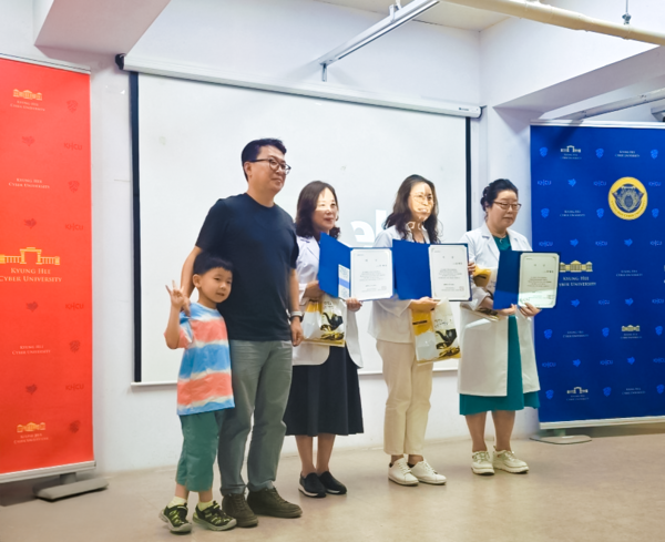 한방건강관리학과 학생 연구모임 ‘경희허브바이텍’이 천연 항주름 조성물 특허를 출원했다. (왼쪽부터) 김범정 한방건강관리학과장, 연구를 주도한 민계순 동문과 유혜조, 전명옥 학생. [사진=경희사이버대학교]