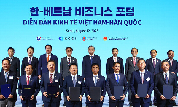 12일 서울 중구 롯데호텔에서 열린 ‘한-베트남 비즈니스 포럼’에서 이상호 LS에코에너지 대표(앞줄 오른쪽부터 2번째), 쩐 호 박 PTSC 사장(앞줄 오른쪽부터 3번째), 레 만 끄엉 PVN 부사장(앞줄 오른쪽 1번째) 등이 기념촬영을 하고 있다. [사진=LS전선]