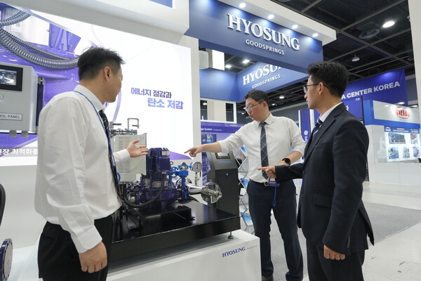 13~14일 서울 양재동 aT센터에서 열리고 있는 '2025 데이터센터 코리아'에서 효성굿스프링스 관계자가 데이터센터 관련 펌프 설비를 소개하고 있다. [사진=효성]