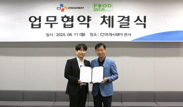 지난 11일 서울시 마포구 CJ프레시웨이 상암본사에서 CJ프레시웨이 김재용 급식사업담당(왼쪽)과 푸드윈 김봉환 대표이사가 업무협약 체결 후 기념사진을 촬영하고 있다. [사진=CJ프레시웨이]
